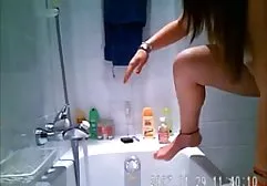 شلخته در شورت های زرد در شکاف صورتی خود را با وسیله ارتعاش و نفوذ بزرگ سیکسی تصویر است