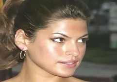 زن غالب زنبور مرطوب را با موم پر می کند، نوک پستان و لب هایش را عکسهای سگسی با استفاده از لباس های کتانی پر می کند، روی پیشانی اش می نویسد که او ابزار خود را روی آن قرار می دهد، روی او قرار می دهد و خودش را می کشد