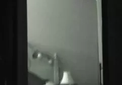 گربه ورزش ها خودارضایی تراشیده با یک ویبراتور کوچک عکس های سکسی سکسی در جلو آینه به سرنگ