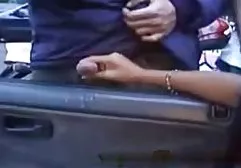 اسب لنگوس را با سگسی فلم انگشتان خود بازی می کند