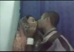 سبزه در حمام آماده الاغ خود را کلیپ ویدیو سکسی برای مقعد
