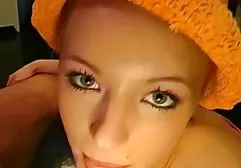 سبزه روسیه کتی غرب، خروس نارنجی او را می شکند س ک س ع ک س و بمکد