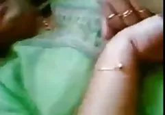 شلخته نوجوان بیدمشک خود را در حمام می بارد و خودش را با ضخیم فیلم سکس سکس سکس می پوشاند