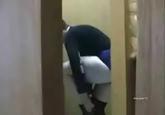او یک کمربند را روی فیلم سوپر یکسی دوست دخترش گذاشت و شروع به سختی کرد