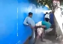سبزه جوان در شورت صورتی خود را با موز عکسهای سگسی می سوزاند
