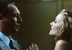 فاحشه نوار پوکر را از فیلم سکسی دانلود دست می دهد و فاک می شود
