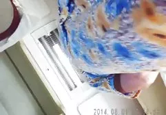 این شخص در یک دستکش جوان با آبنبات پوشیدن سکی سکس را می پوشاند