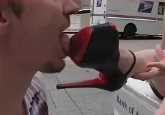 جوجه چشمان عاشق خوردن کیک می شود. این شلخته شهوت انگیز با لذت می برد خروس داغ و تصویر های سکسی هیجان زده از او و شروع به کار بر روی آن را با دهان خود
