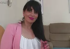 او نوک سینه ها را می شکافد و خاموش می کند، سپس دیک بلند خود را بین جوانان قرار می دهد و بین آنها عکس های سکسی دختران بیندازد